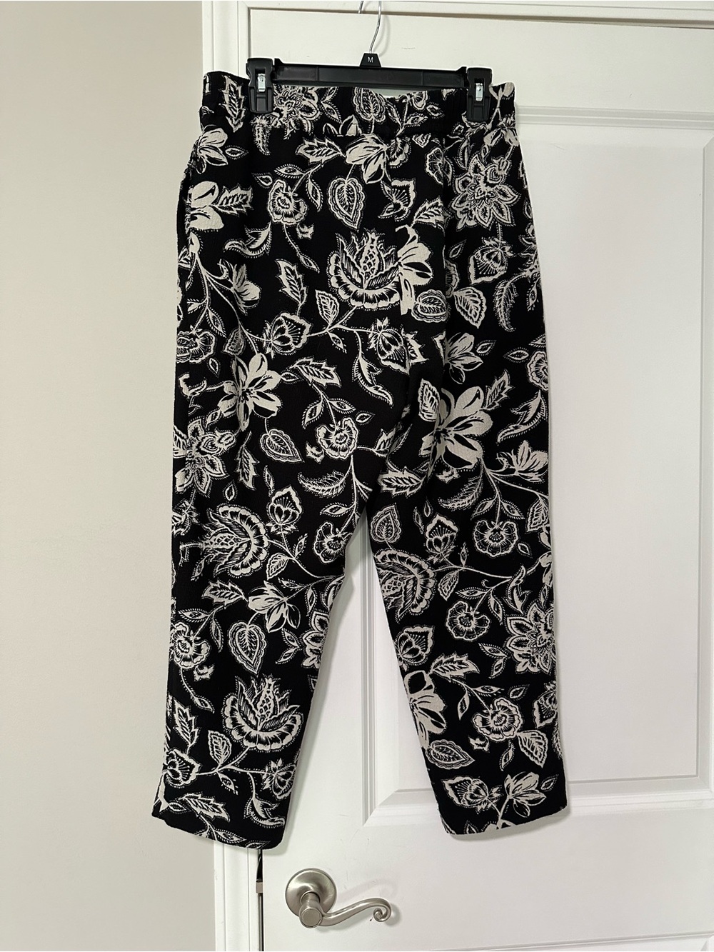 Vince Camuto Black & White Floral Capris